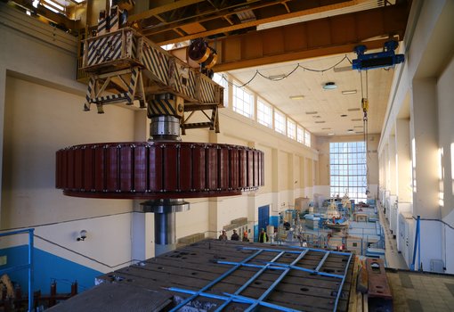 Moving the rotor with a gantry crane from the repair site to the installation site