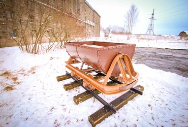 Памятный монумент к 90-летию Кондопожской ГЭС в честь её строителей
