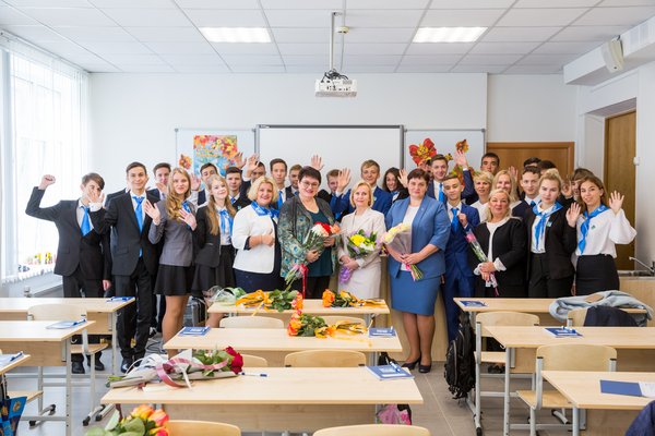 Ученики и преподаватели «Газпром-класса» в ГБОУ гимназия № 426, Санкт-Петербург. 1 сентября 2018 года