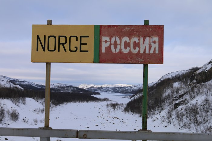 Табличка на государственной границе на плотине
