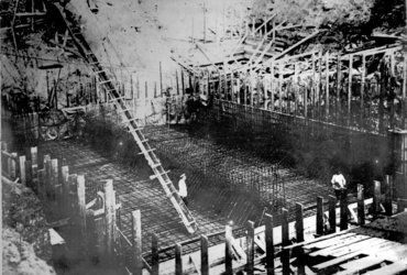 Укладка арматуры под основание агрегата 1926 год