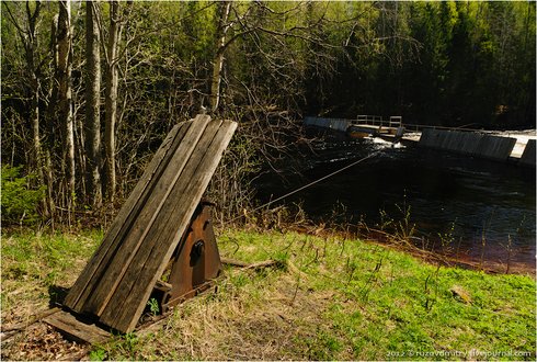 Еще парой километров вверх по течению построена дамба, регулирующая подачу воды к ГЭС