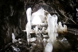 Ледяные сталагмиты в вентиляционной шахте ГЭС