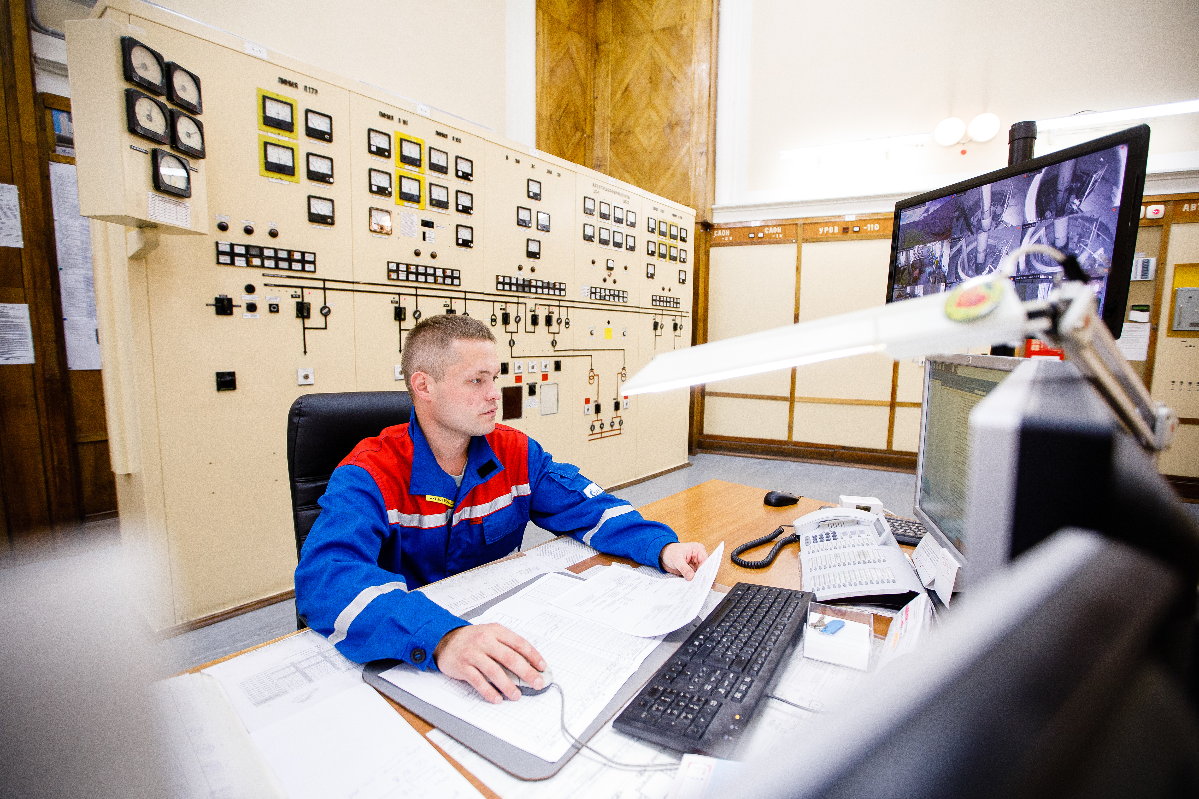 The duty station controls the entire power plant from a computer