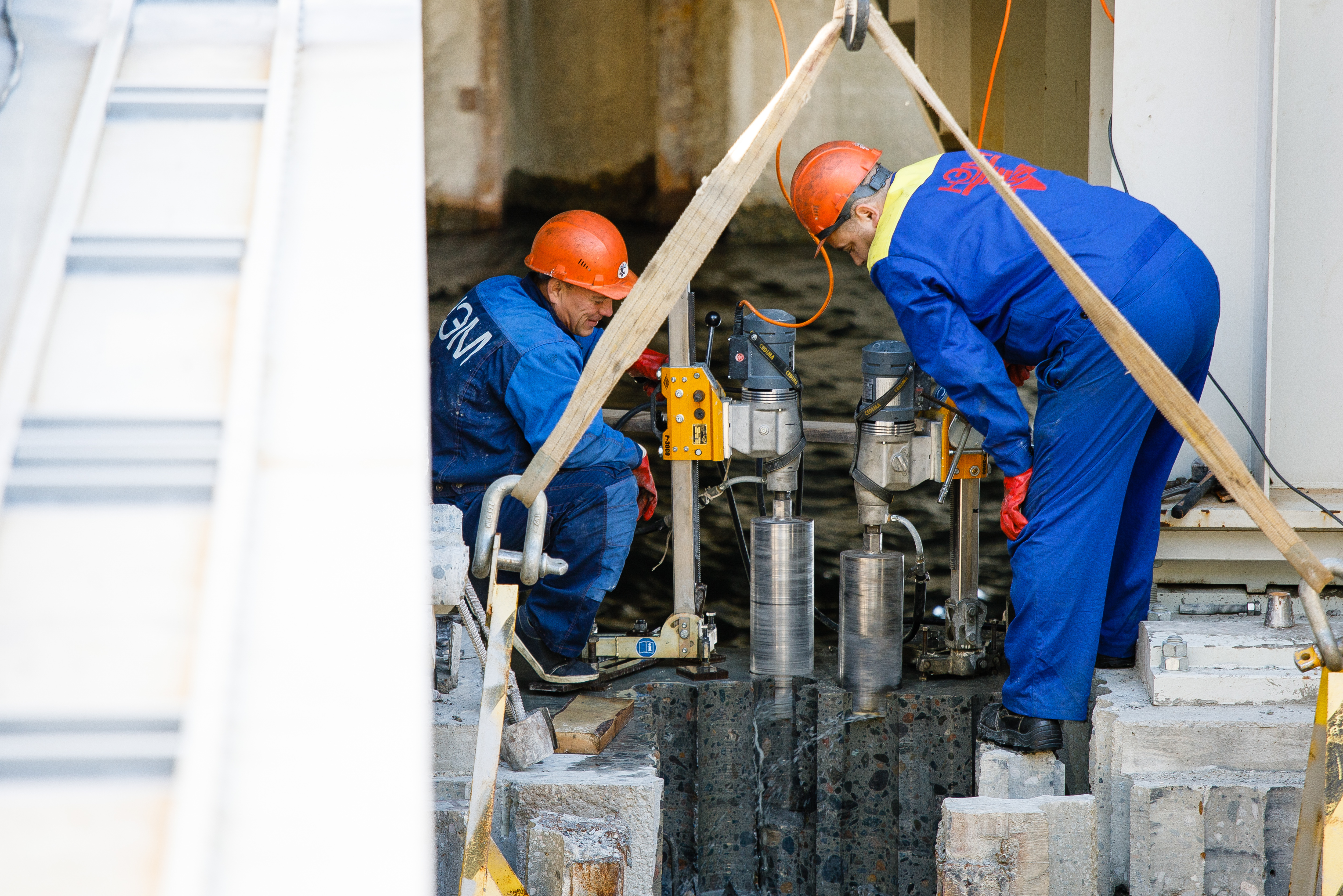 Dismantling concrete of the water discharge's old load-bearing structure 