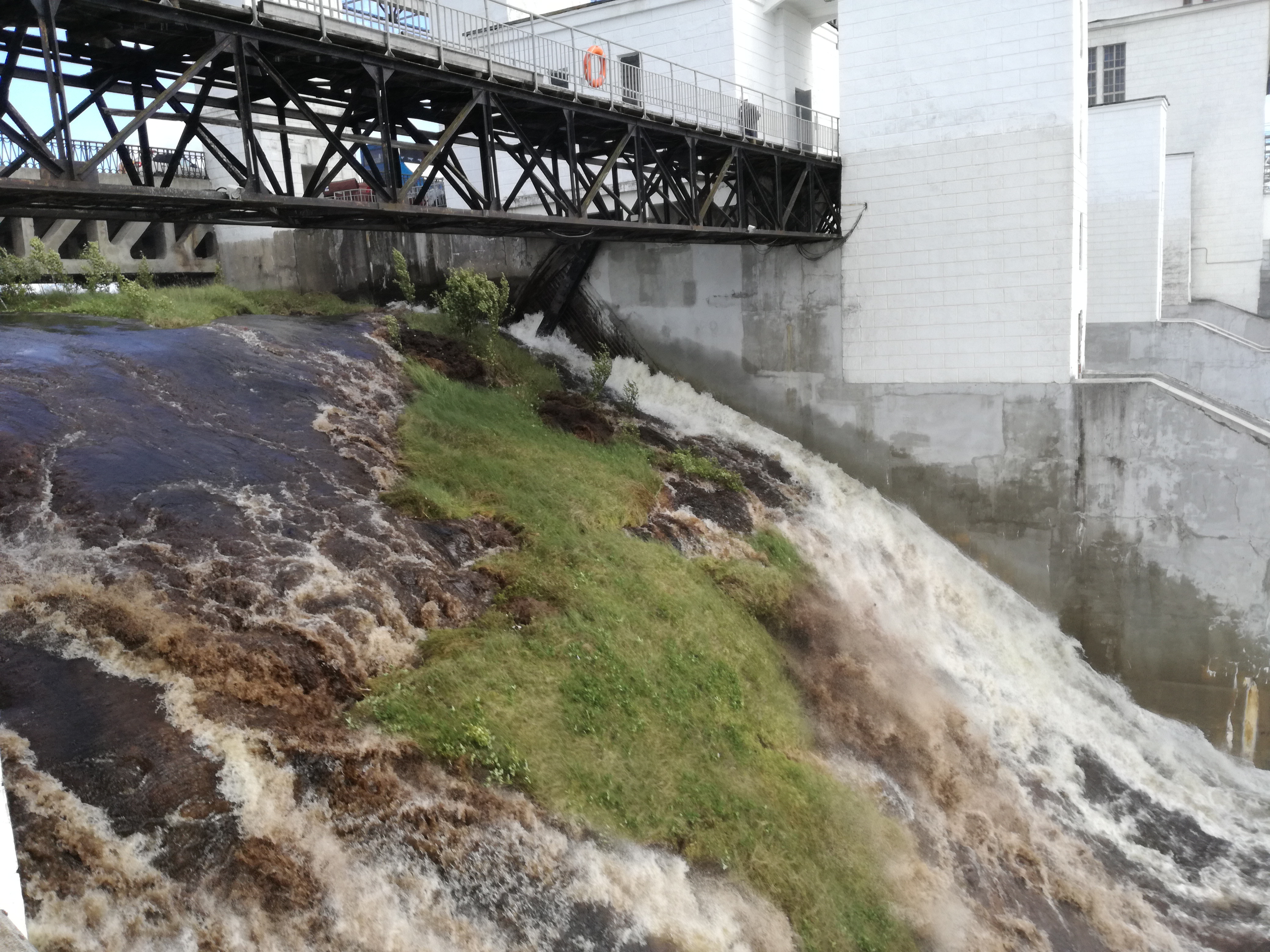 Obstacles successfully passed through the water discharge